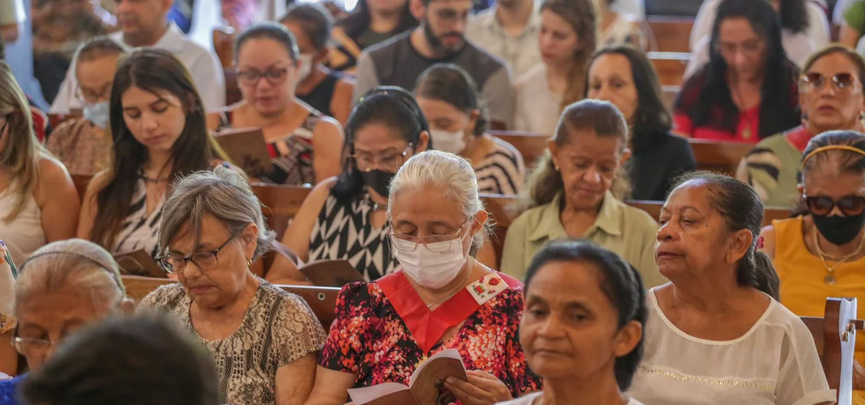 Fiéis durante a missa