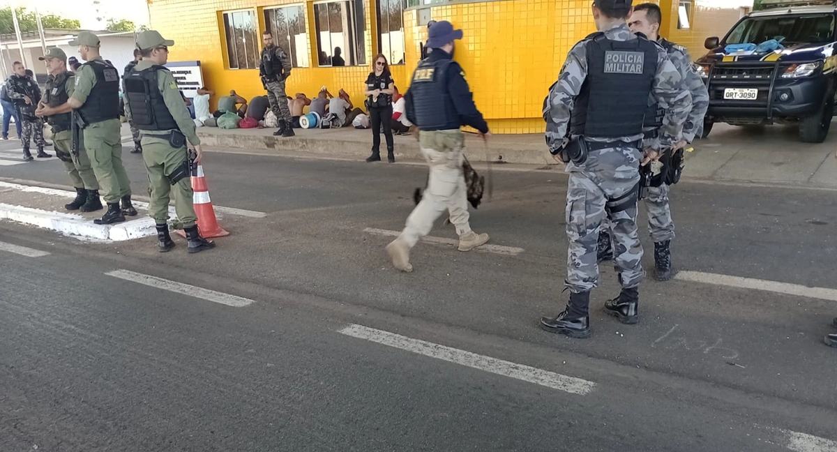 Fiscalização de forças de Segurança Pública vistoriando ônibus do Comando Vermelho