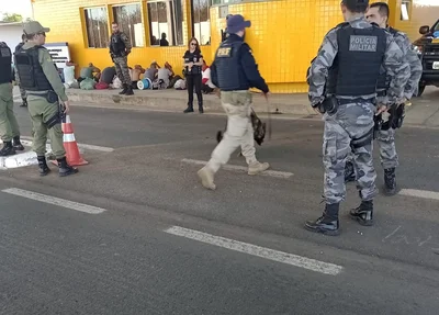 Fiscalização de forças de Segurança Pública vistoriando ônibus do Comando Vermelho