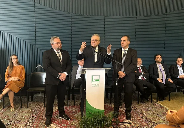 Florentino assume presidência da Frente Parlamentar em Defesa das ZPEs