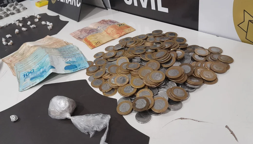 Foram apreendidos R$ 3.000,00 em cédulas e moedas