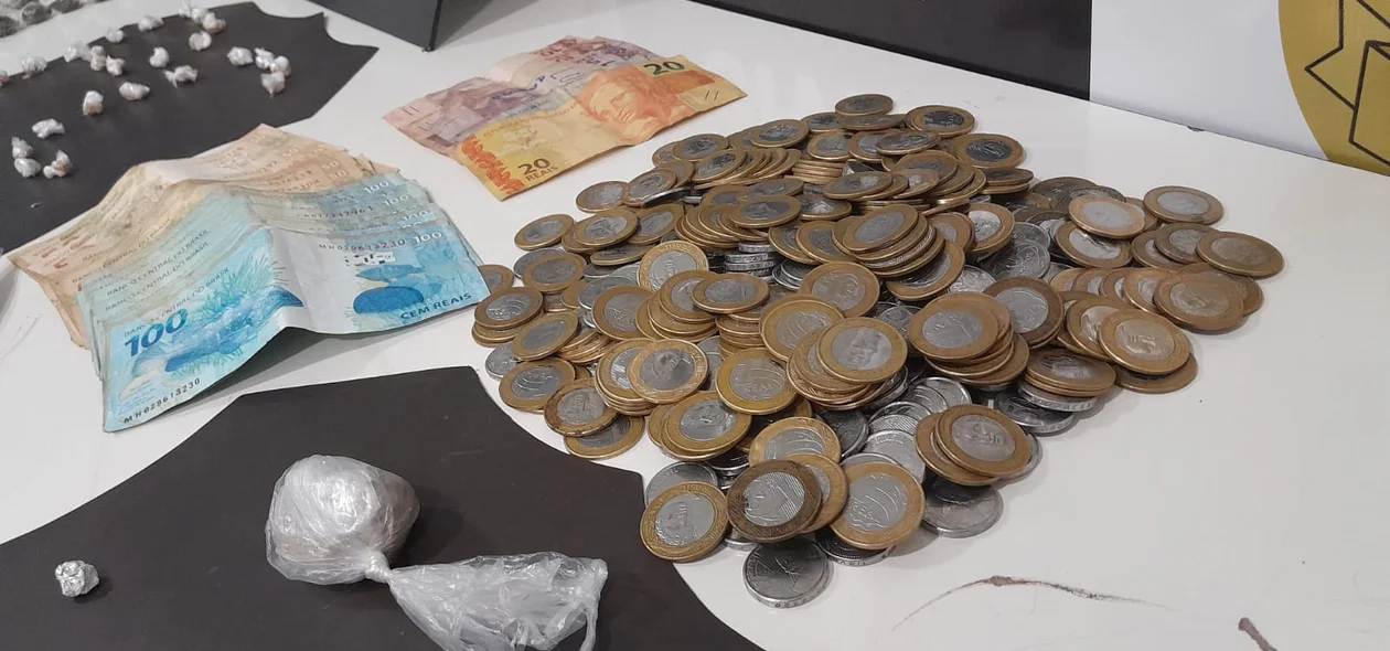 Foram apreendidos R$ 3.000,00 em cédulas e moedas