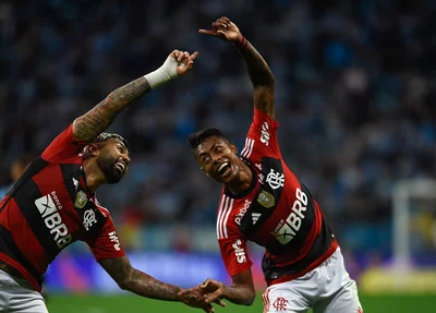 Gabigol e Bruno Henrique comemoram gol da vitória do Flamengo