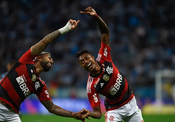 Gabigol e Bruno Henrique comemoram gol da vitória do Flamengo