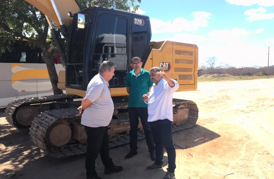 Gestores municipais estiveram presentes no povoado Esquisito para receber o representante da construtora Terra Projetos e Serviços