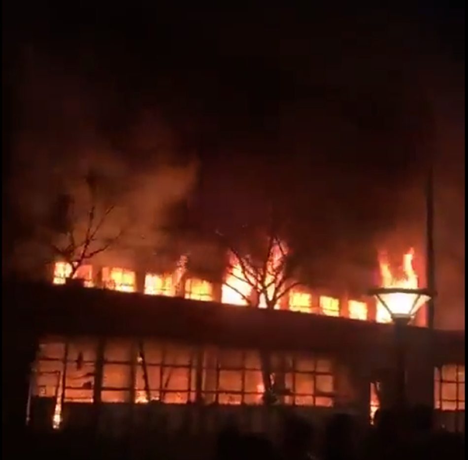 Incêndio em prédio na África do Sul deixa 74 mortos até o momento