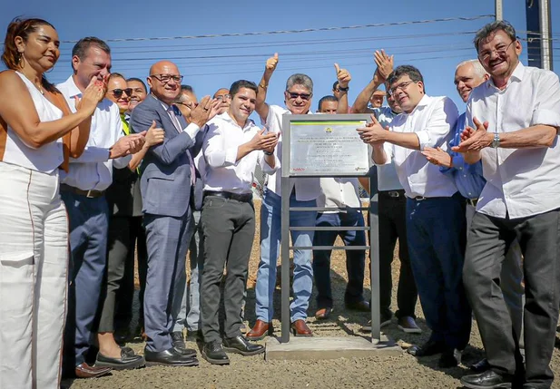 João Madison ao lado do governdor Rafael e demais lideranças