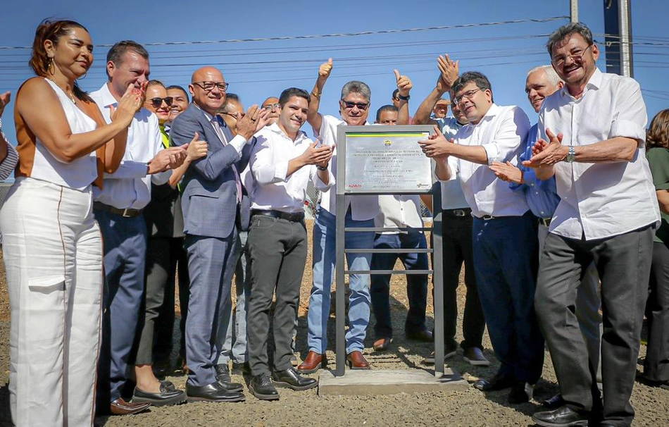 João Madison ao lado do governdor Rafael e demais lideranças