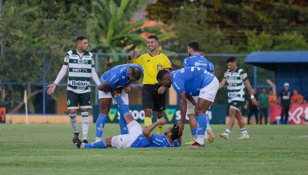 Jogador do Paysandu sente câimbra e faz alongamento