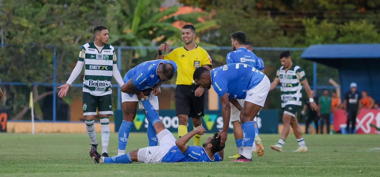Jogador do Paysandu sente câimbra e faz alongamento