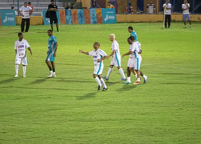 Jogadores comemorando o gol