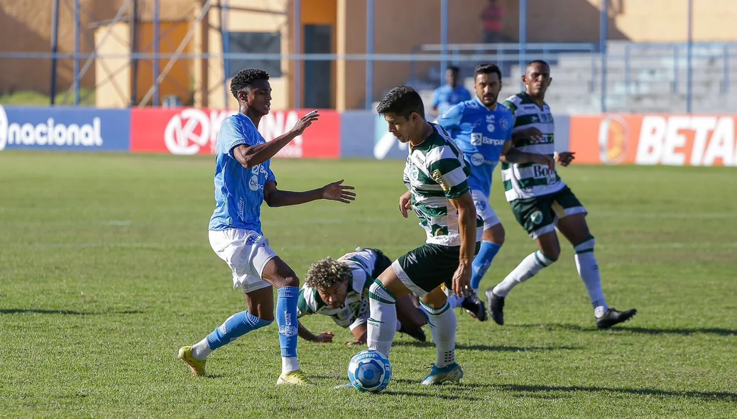 Jogadores do Altos e Paysandu disputam a bola