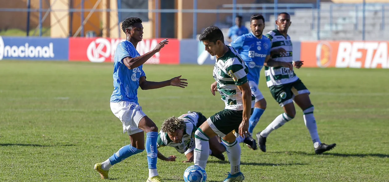 Jogadores do Altos e Paysandu disputam a bola