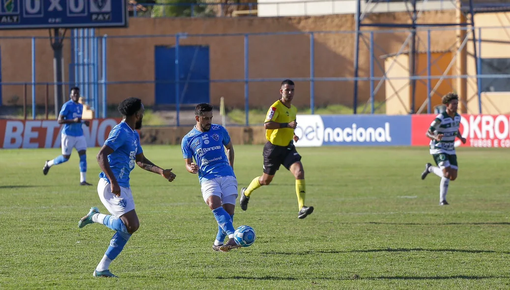 Jogadores do Paysandu partem para o ataque