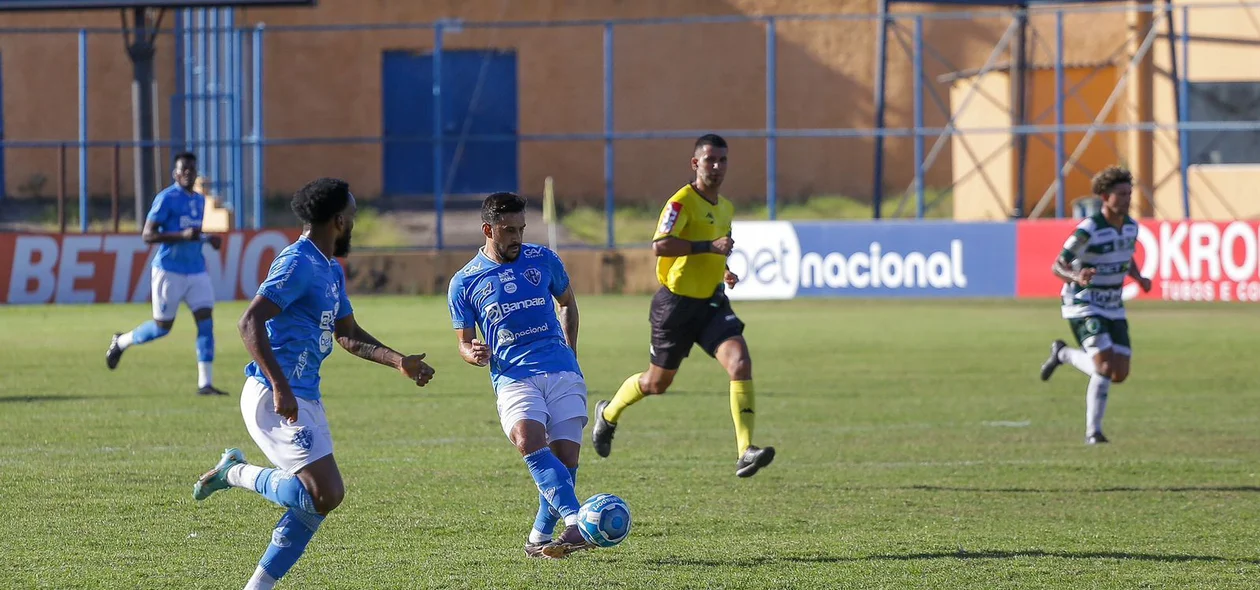 Jogadores do Paysandu partem para o ataque