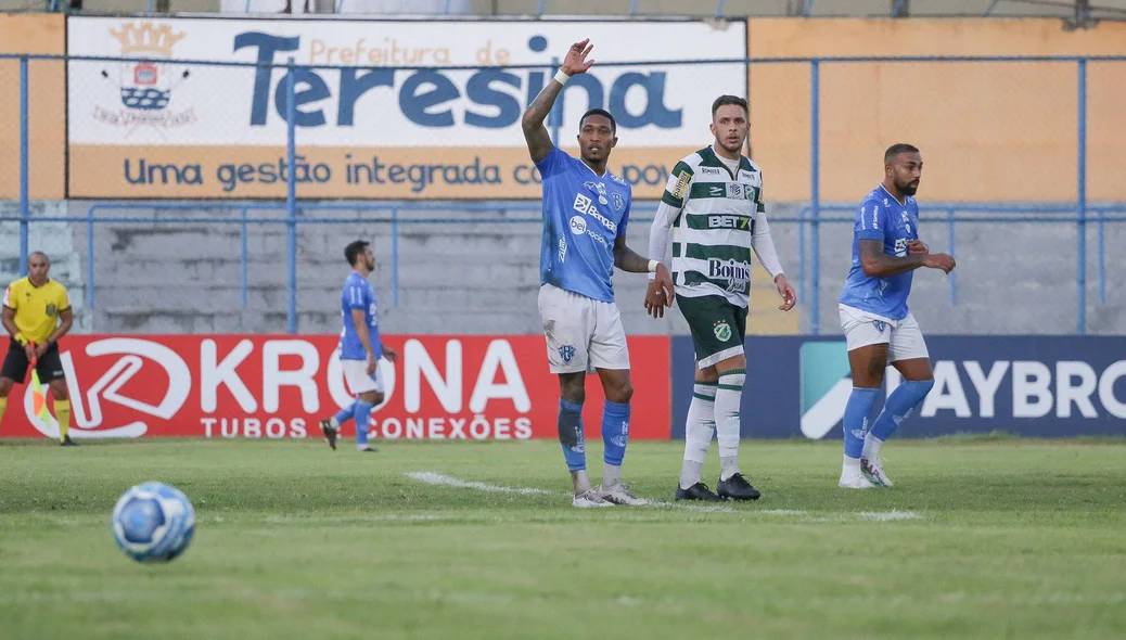 Jogadores observam a bola saindo de campo