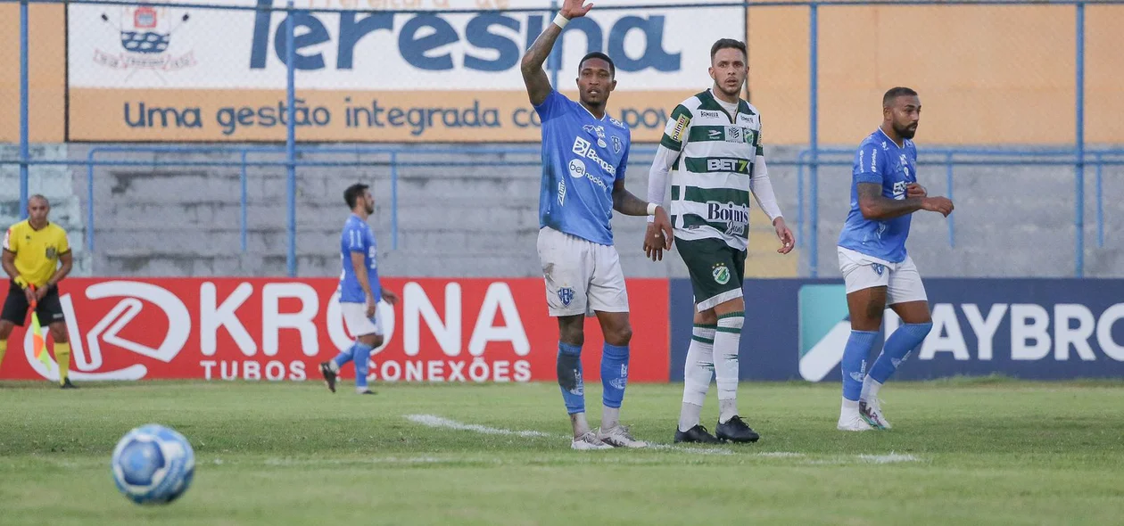 Jogadores observam a bola saindo de campo