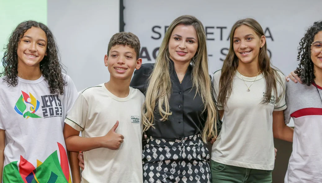 Josiane Campelo e os alunos beneficiados pelo Bolsa Atleta