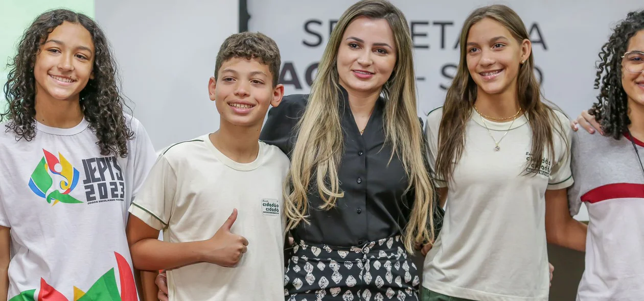 Josiane Campelo e os alunos beneficiados pelo Bolsa Atleta
