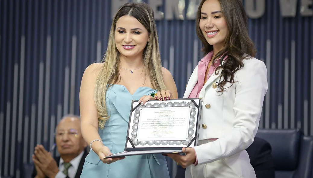 Josiene Marques Campelo recebendo medalha