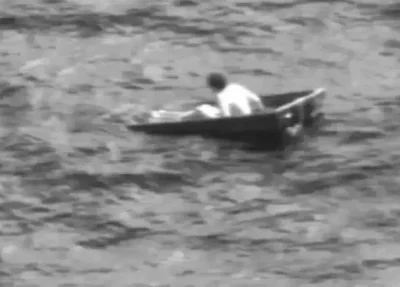 Jovem Charles Gregory na embarcação praticamente submersa