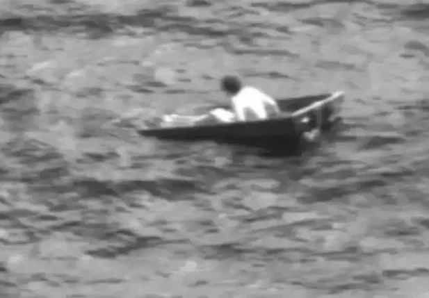 Jovem Charles Gregory na embarcação praticamente submersa