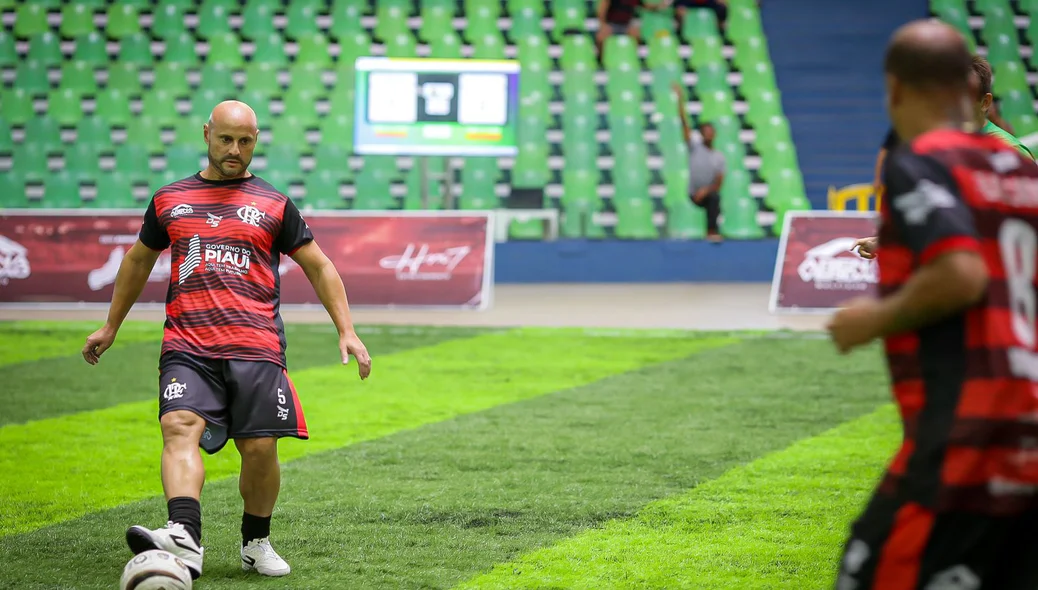 Leandro Ávila na construção da jogada para os Legends do Flamengo