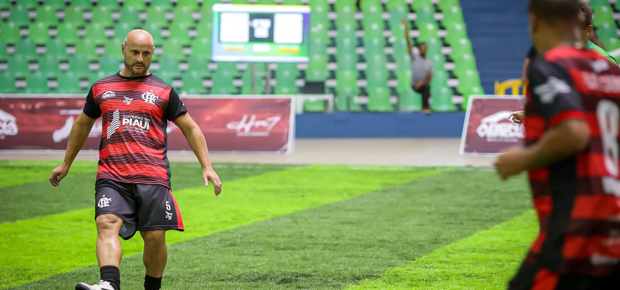 Leandro Ávila na construção da jogada para os Legends do Flamengo