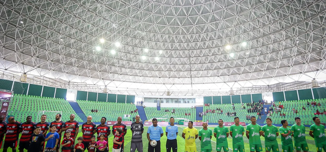 Lendas do Flamengo enfrentaram o Piauí na reabertura do Ginásio Verdão