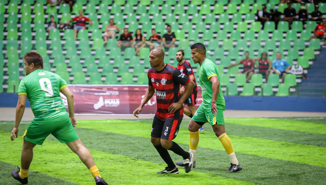 Lendas do Flamengo vencem o Piauí por 8 a 5 na reabertura do Ginásio Verdão