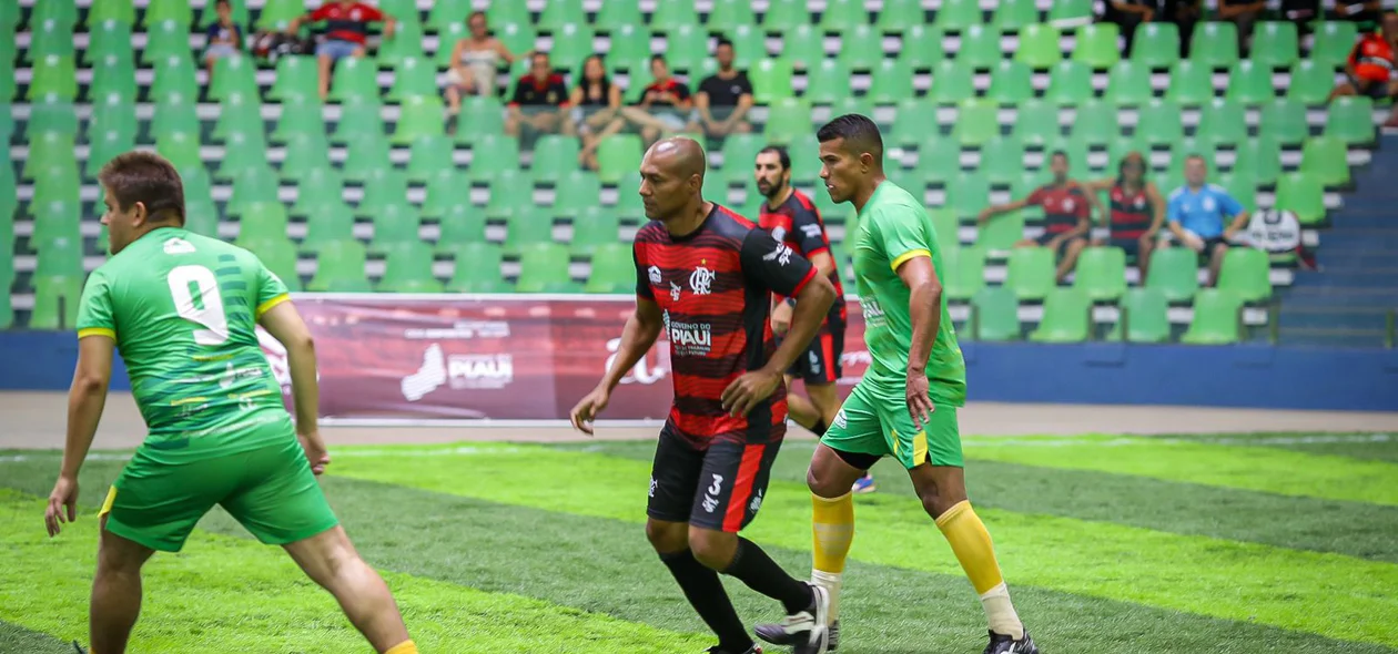 Lendas do Flamengo vencem o Piauí por 8 a 5 na reabertura do Ginásio Verdão