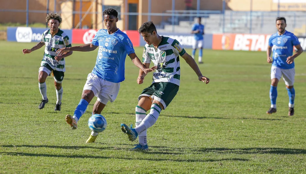 Lucas Sousa afasta bola do Paysandu