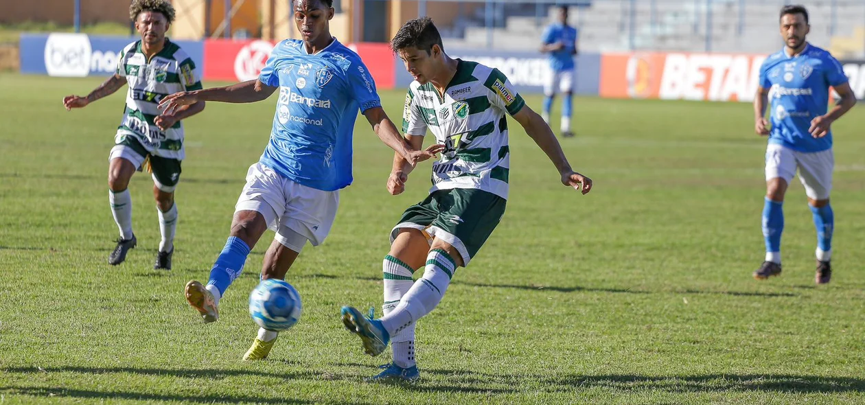 Lucas Sousa afasta bola do Paysandu