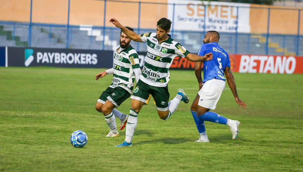 Lucas Sousa e Raul protegem a bola de jogador do Paysandu