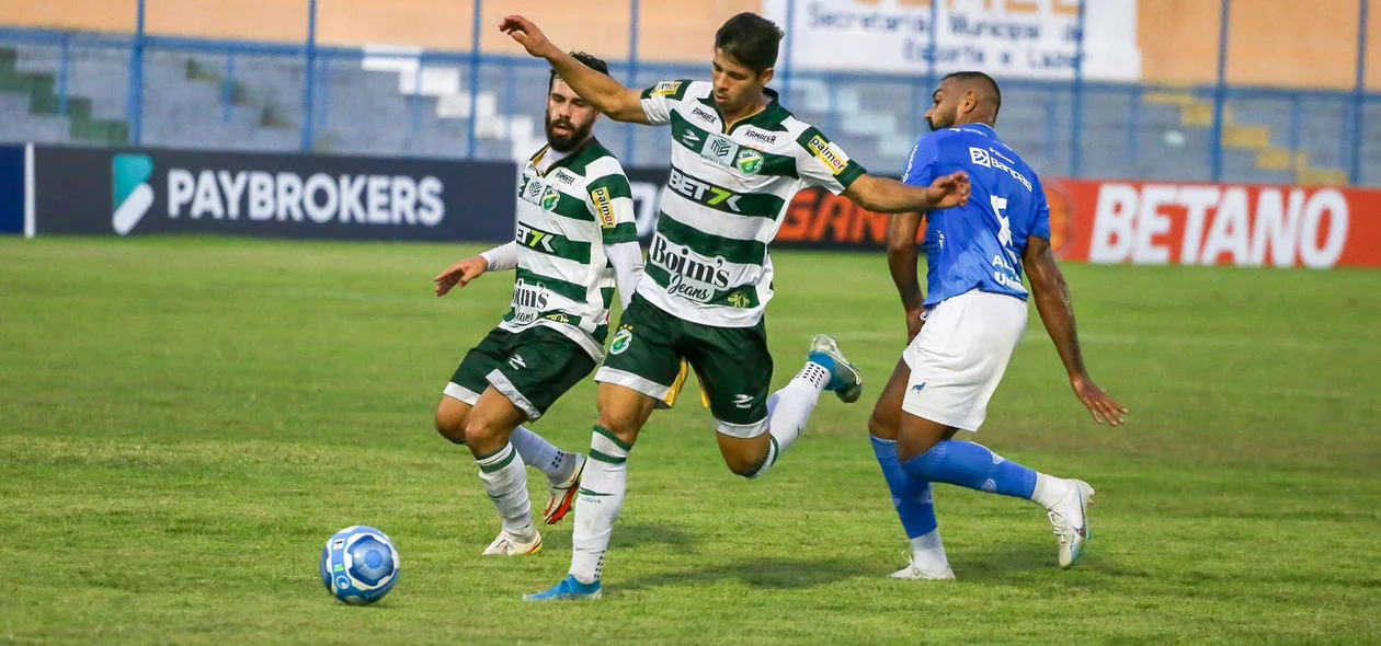 Lucas Sousa e Raul protegem a bola de jogador do Paysandu