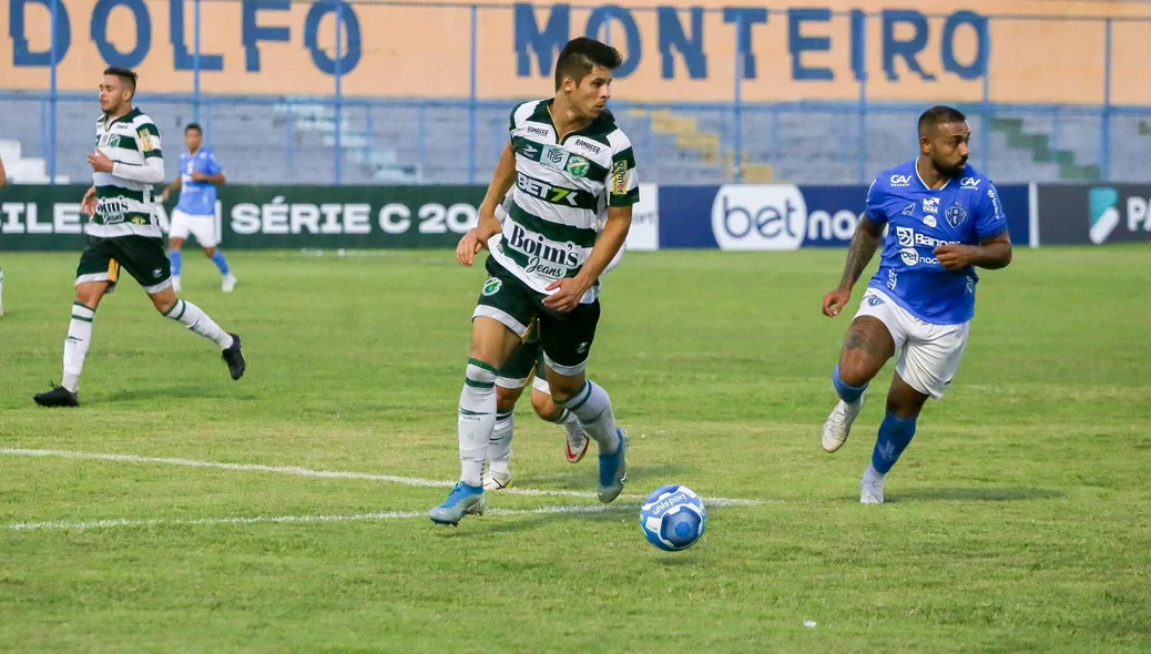 Lucas Sousa fica com a bola