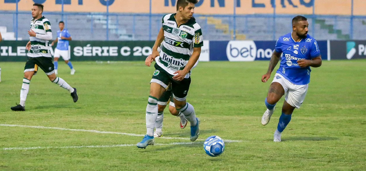 Lucas Sousa fica com a bola