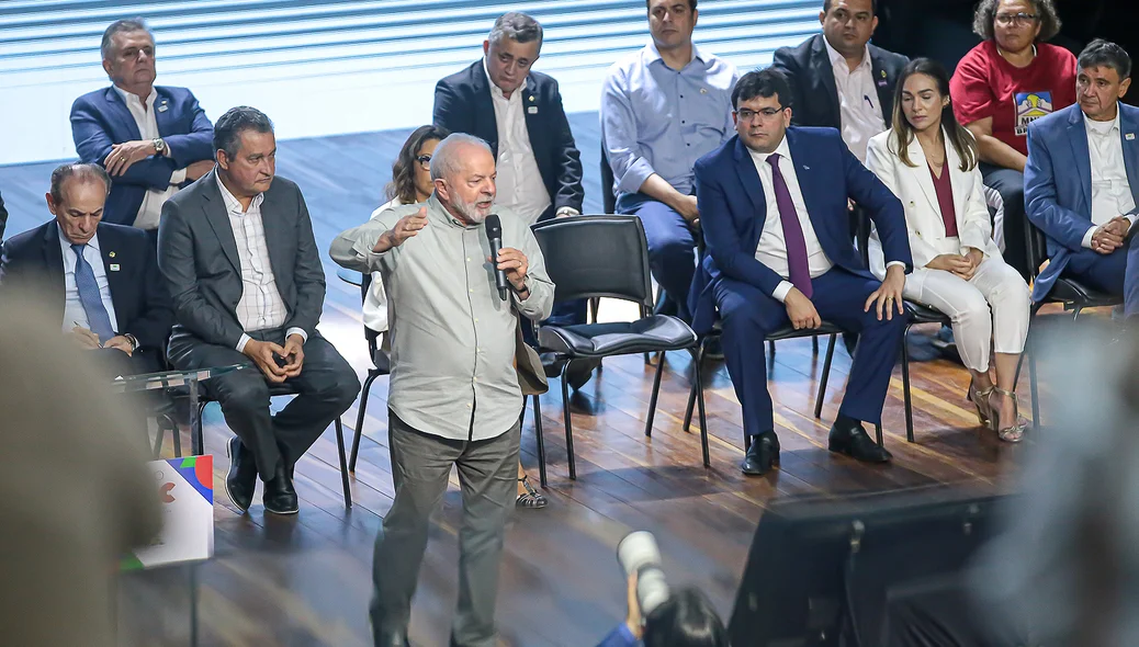 Lula discursando