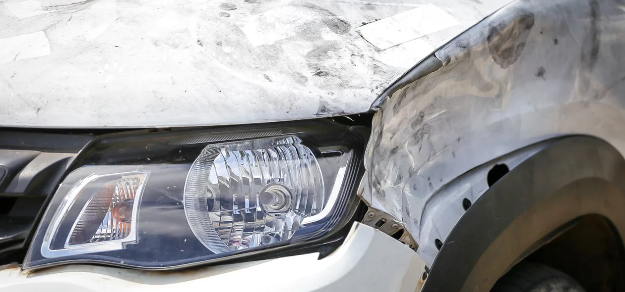 Marcas de impacto no Kwid usado pelos criminosos