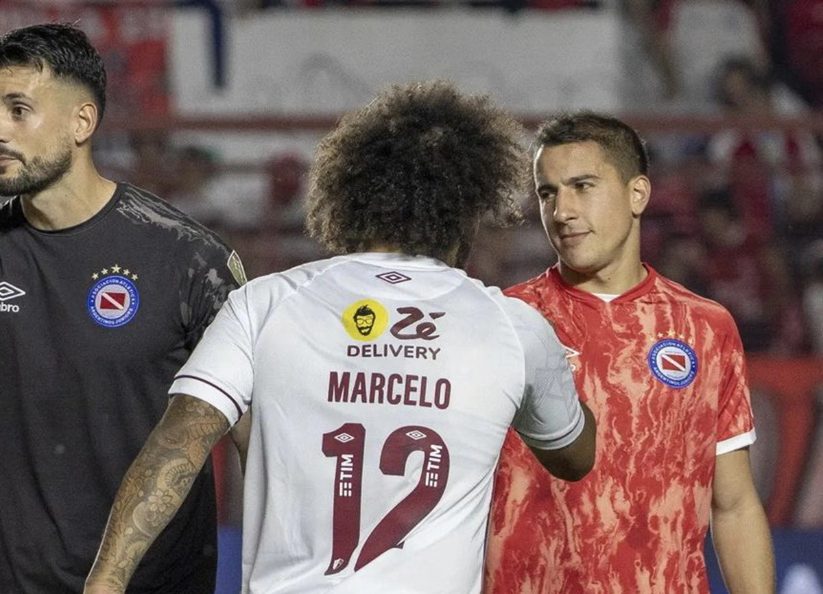 Marcelo e Sánchez se cumprimentam antes do jogo
