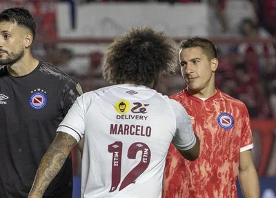 Marcelo e Sánchez se cumprimentam antes do jogo