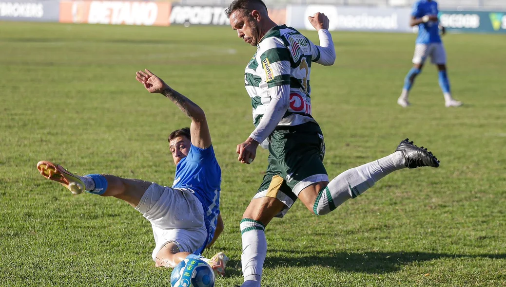 Jogador do Paysandu tenta bloquear chute