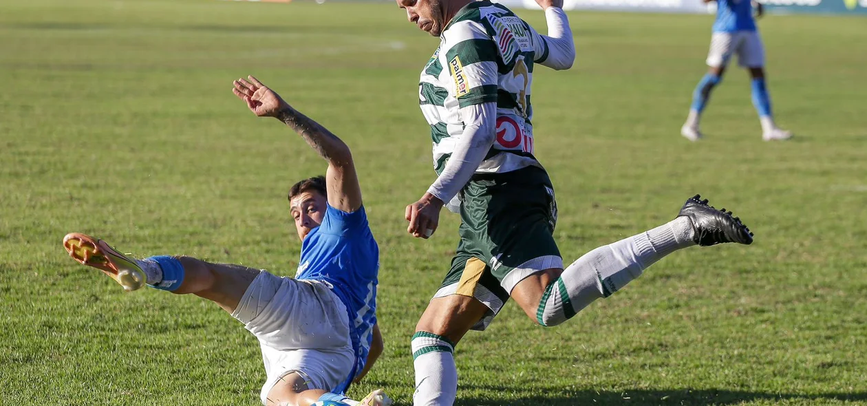 Jogador do Paysandu tenta bloquear chute