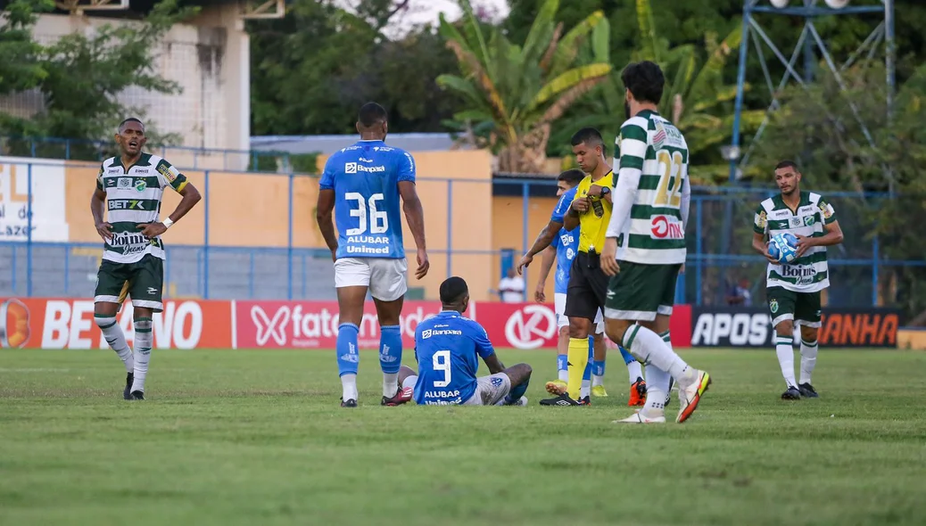 Mário Sérgio, camisa 9 do Paysandu, caído no chão