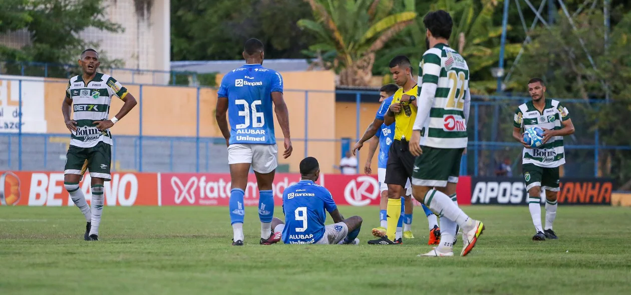 Mário Sérgio, camisa 9 do Paysandu, caído no chão