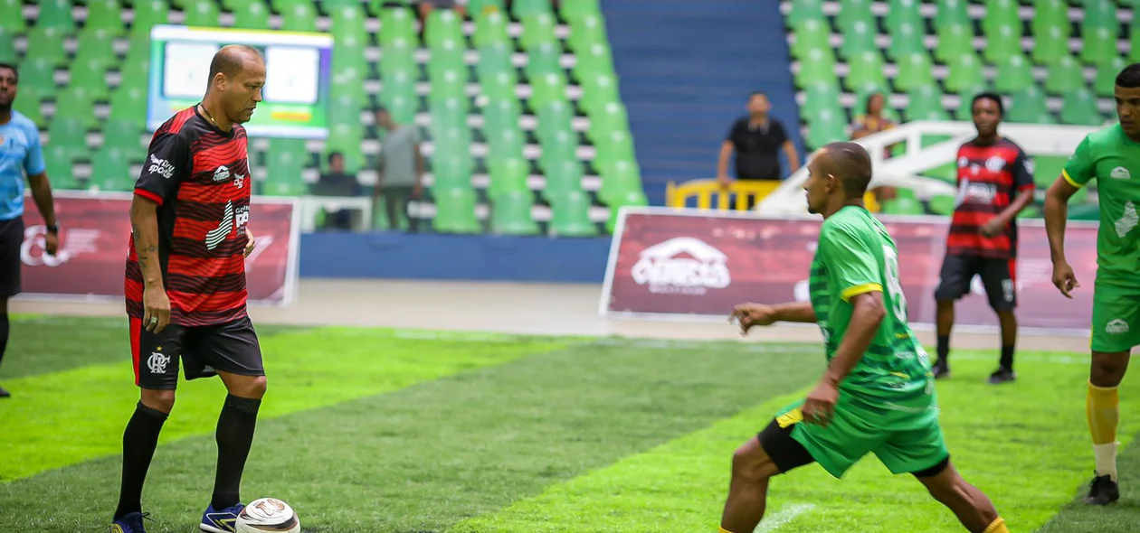 Marquinhos, das Lendas do Flamengo, tentando construir a jogada