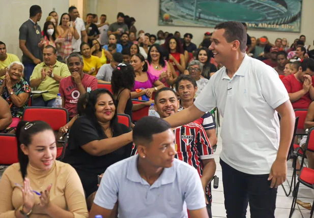 Matheus Oliveira se reuniu com multidão