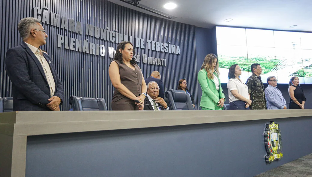Mesa de honra de sessão solene na Câmara Municipal