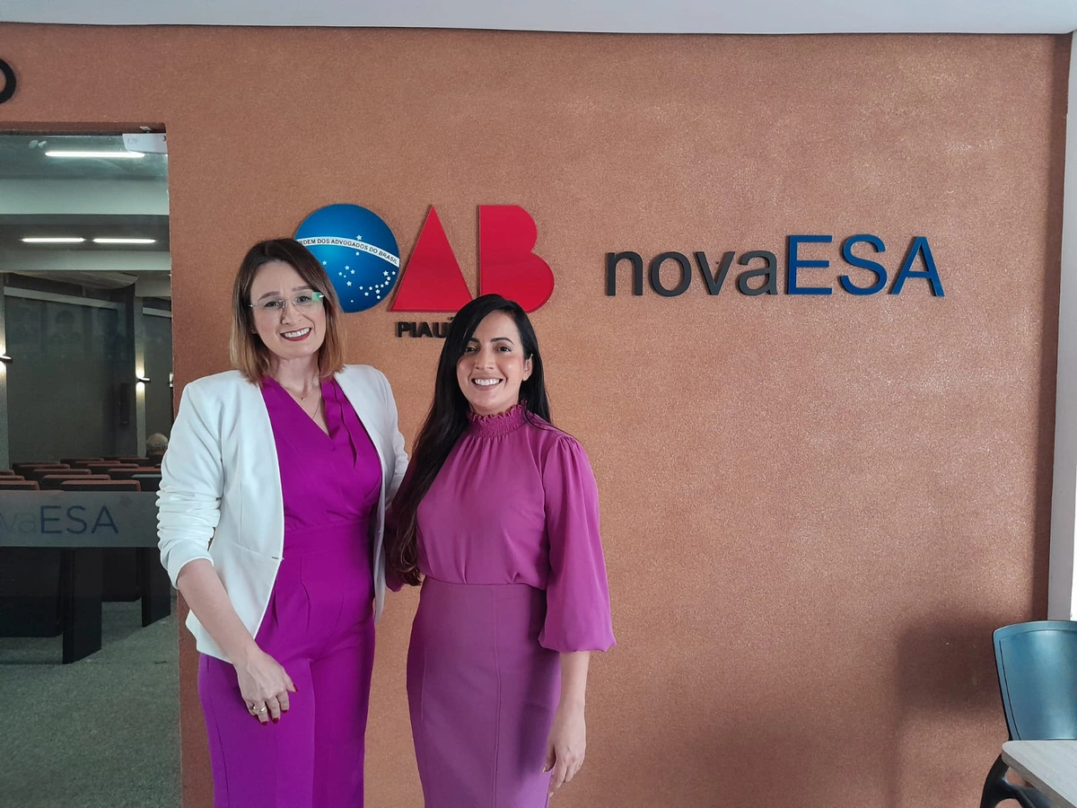 Michele Amorim, presidente da Comissão de Apoio à Vítima de Violência, e Beatriz Sousa, presidente da Comissão da Mulher Advogada