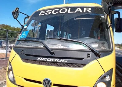 Micro-ônibus transportava 17 estudantes